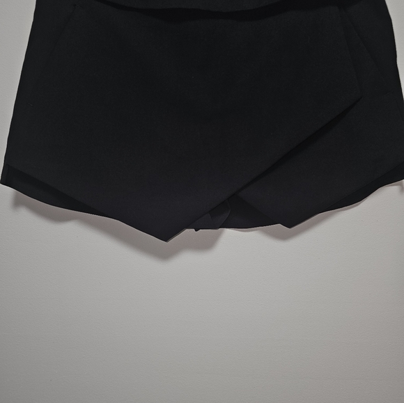 Aritzia Talula Berklee Skort- Black- Size 2 - Picture 4 of 4